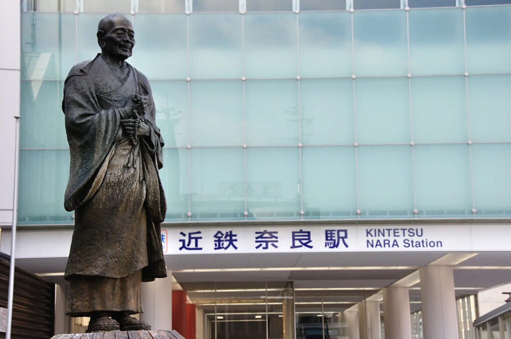 나라역 앞 동상