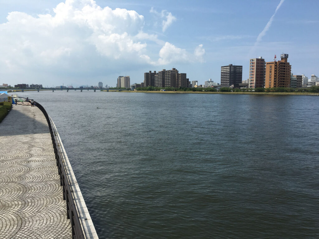 일본 여름 강가 풍경