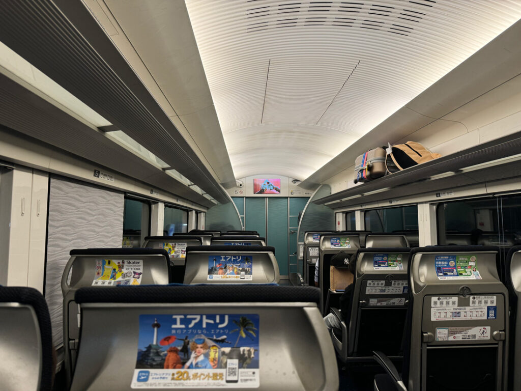 스카이라이너 내부