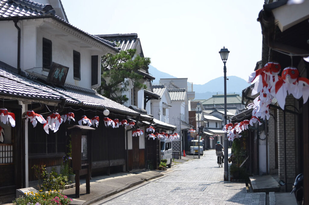 흰 벽의 거리 풍경, 야나이 금붕어 초롱