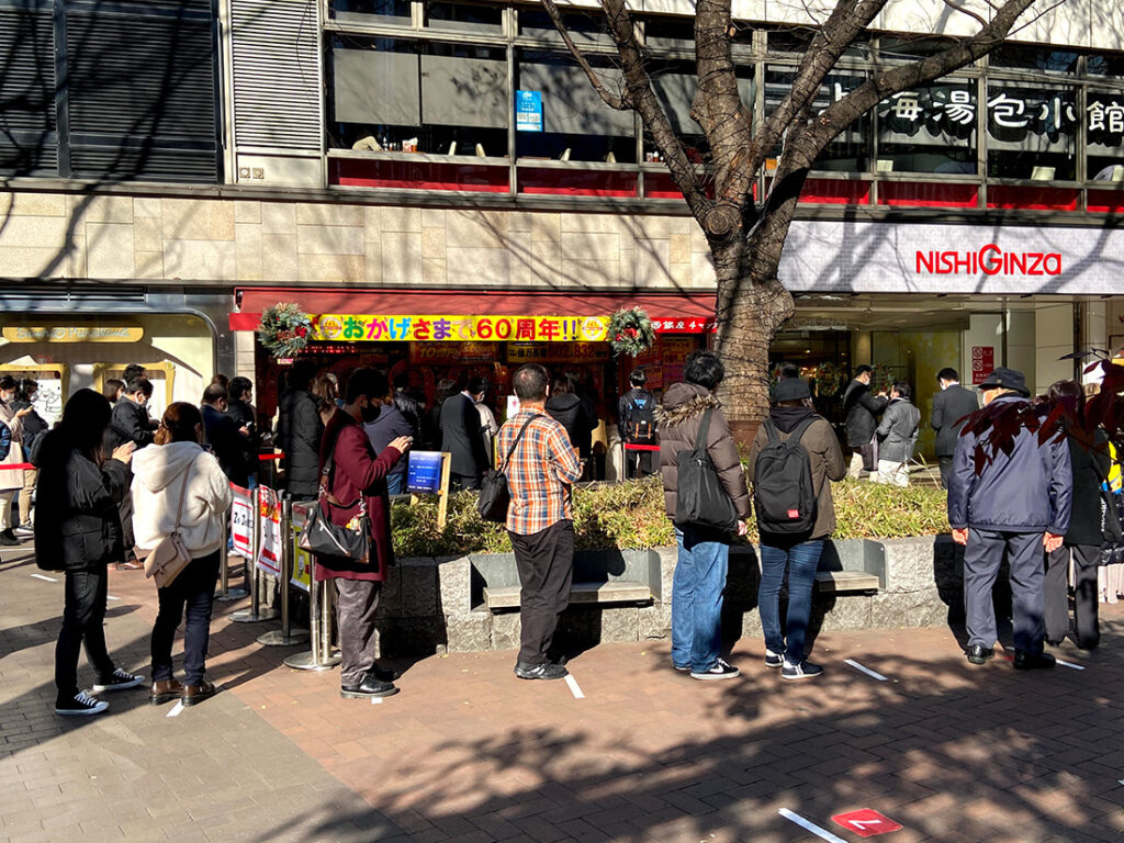도쿄 유락초 니시긴자 앞 점보복권 판매점 앞 행렬
