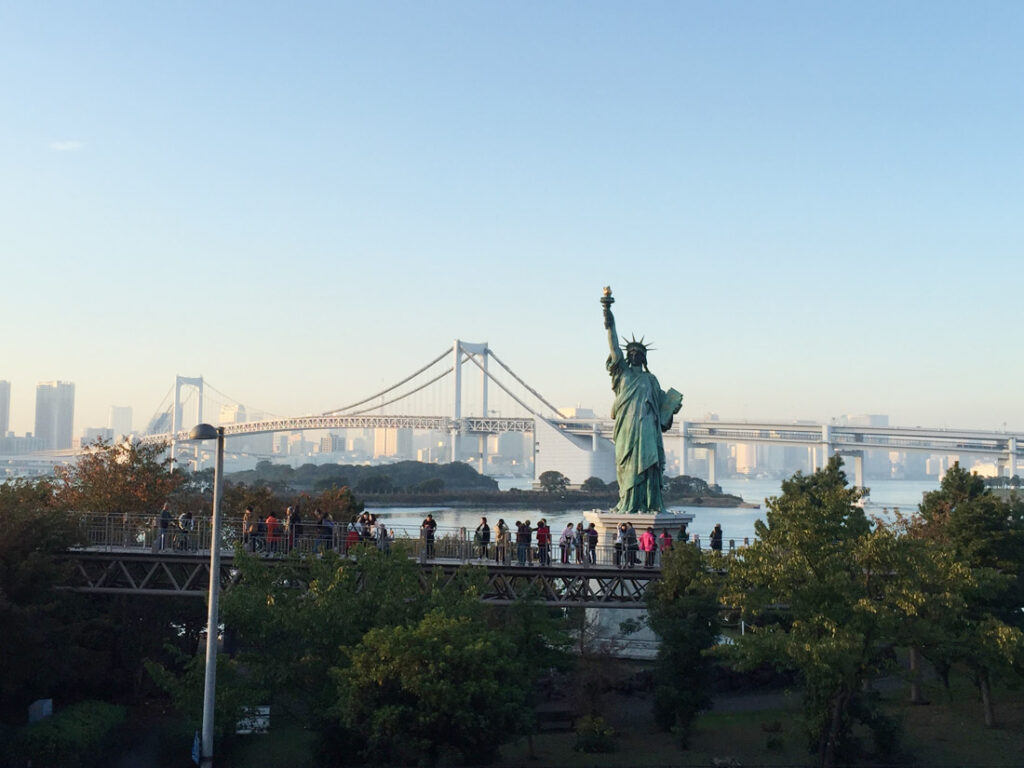 오다이바 자유연신상과 레인보우브릿지