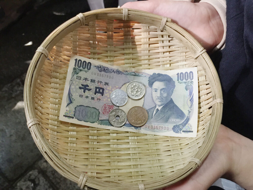 일본 여행 현금 지폐와 동전