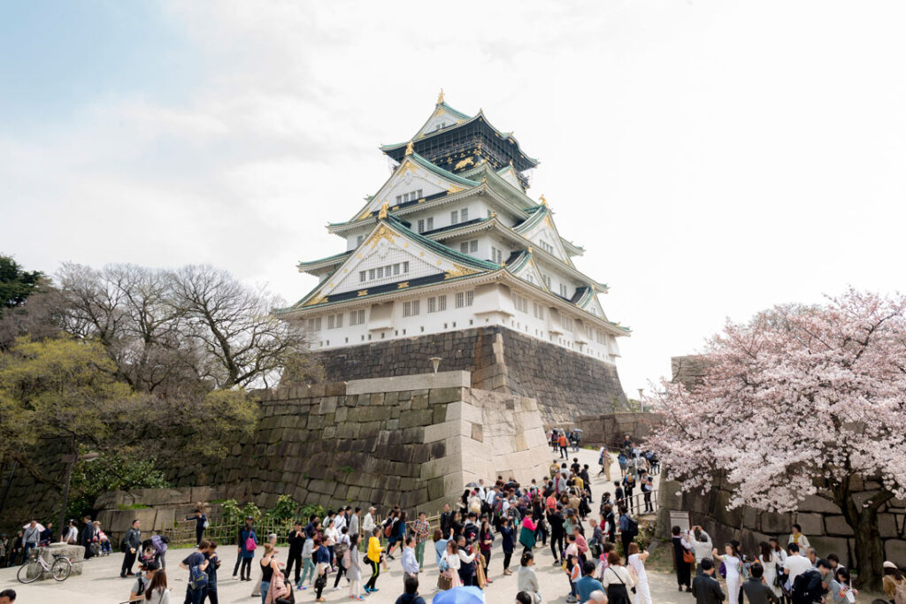 오사카성 관람 온 관광객들