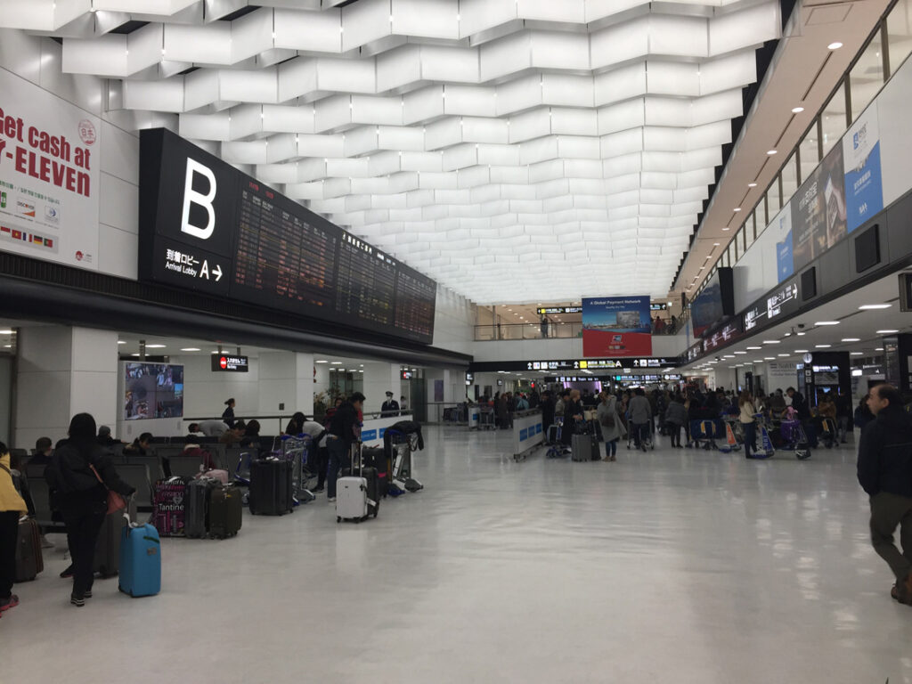 11월 도쿄 나리타 공항 도착 로비 풍경